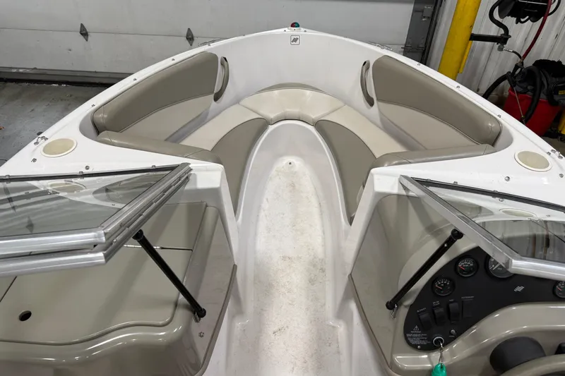 Slide: The Image of 1999 Four Winns 170 Horizon LE boat interior with seating and dashboard. - 6