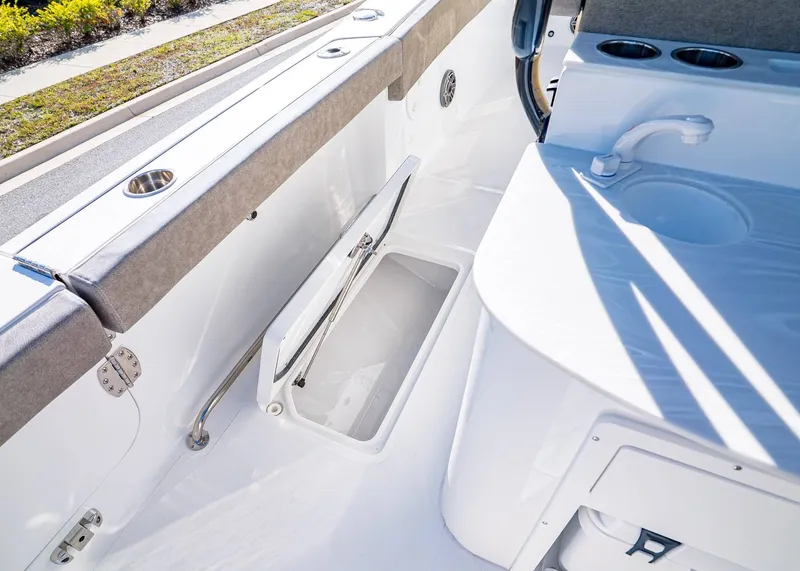 Slide: The Image of Sea Hunt Ultra 285 Coffin Box 2026 - 17