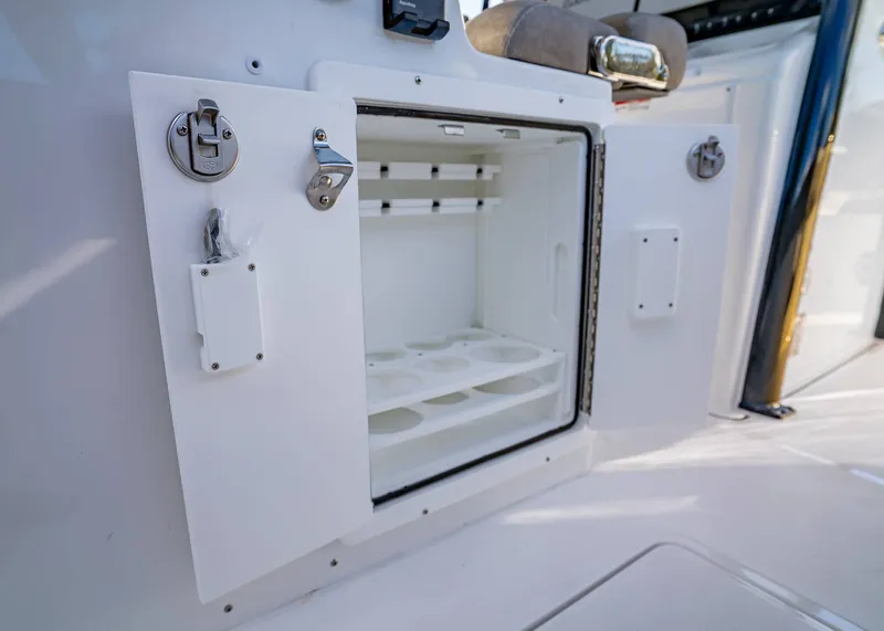 Slide: The Image of Sea Hunt Ultra 285 Coffin Box 2026 - 26