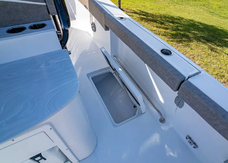 Slide: The Image of Sea Hunt Ultra 285 Coffin Box 2026 - 16