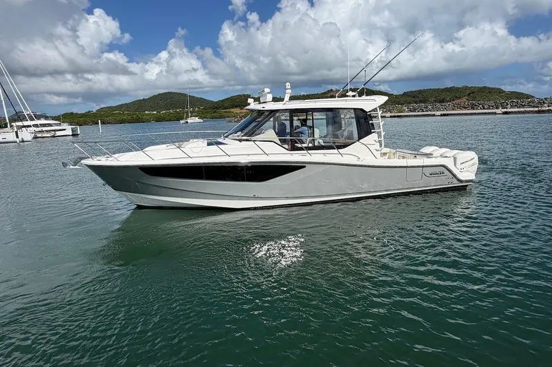 Slide: The Image of Boston Whaler 405 Conquest 2021 - 11
