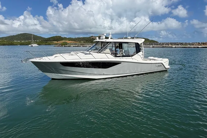 Slide: The Image of Boston Whaler 405 Conquest 2021 - 12