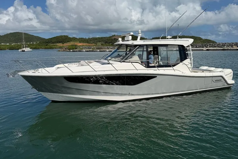 Slide: The Image of Boston Whaler 405 Conquest 2021 - 13