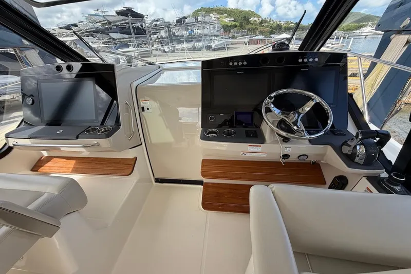 Slide: The Image of Boston Whaler 405 Conquest 2021 - 19