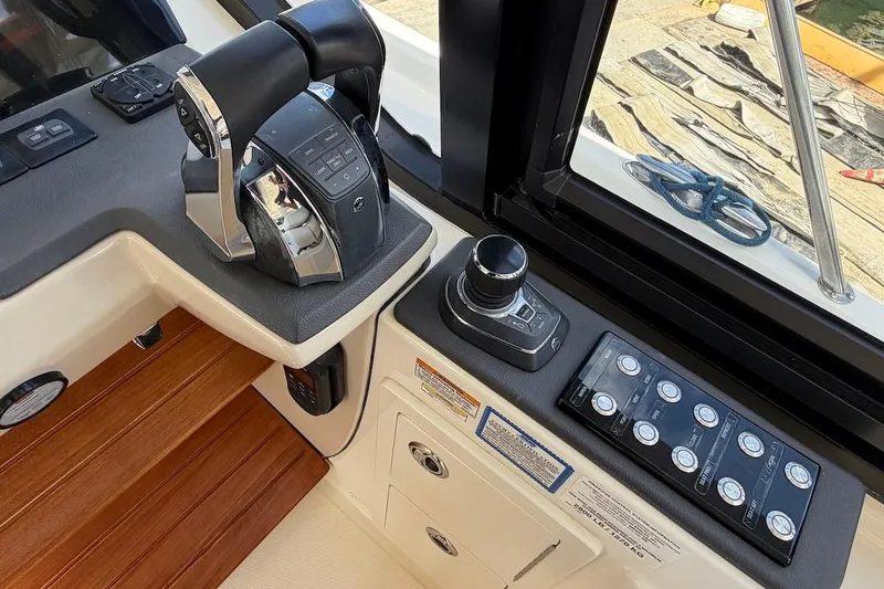 Slide: The Image of Boston Whaler 405 Conquest 2021 - 22