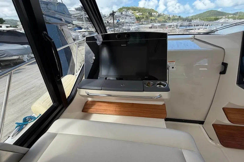 Slide: The Image of Boston Whaler 405 Conquest 2021 - 24