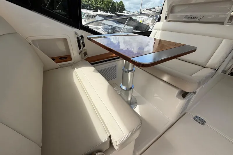 Slide: The Image of Boston Whaler 405 Conquest 2021 - 25