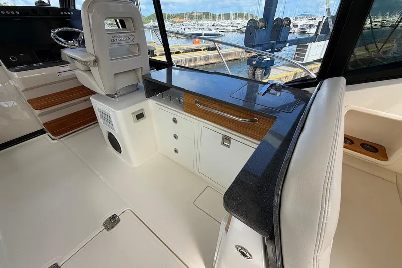 Slide: The Image of Boston Whaler 405 Conquest 2021 - 26