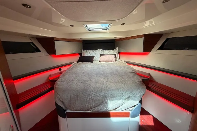 Slide: The Image of Boston Whaler 405 Conquest 2021 - 31