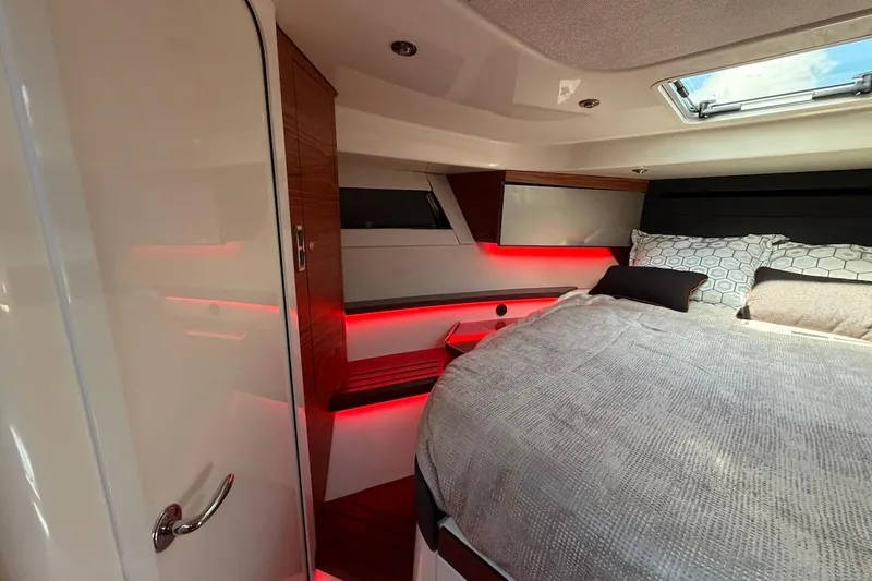 Slide: The Image of Boston Whaler 405 Conquest 2021 - 32