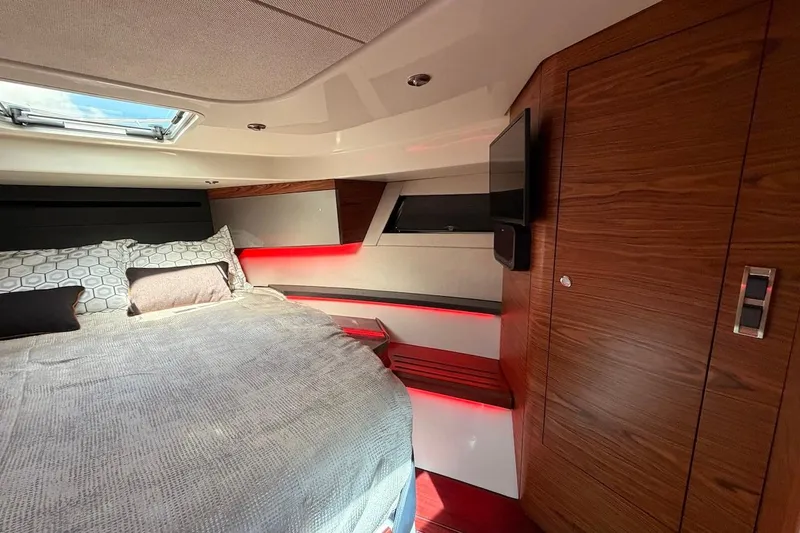 Slide: The Image of Boston Whaler 405 Conquest 2021 - 33