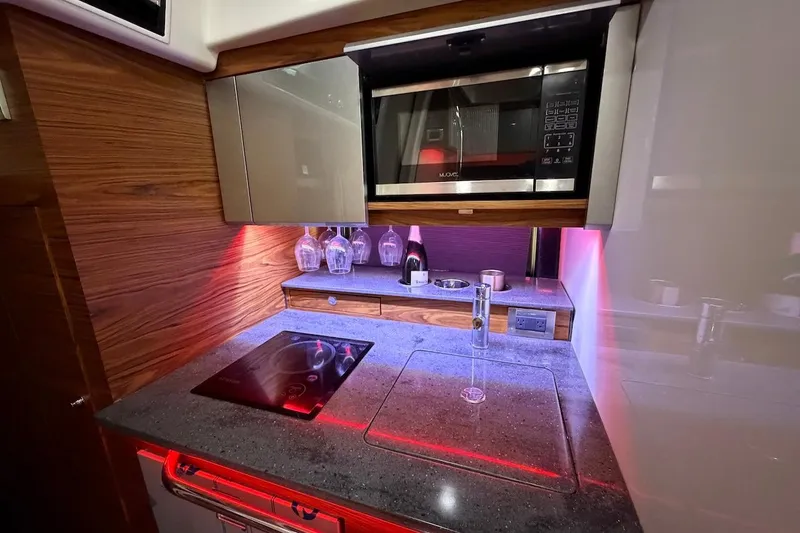 Slide: The Image of Boston Whaler 405 Conquest 2021 - 36