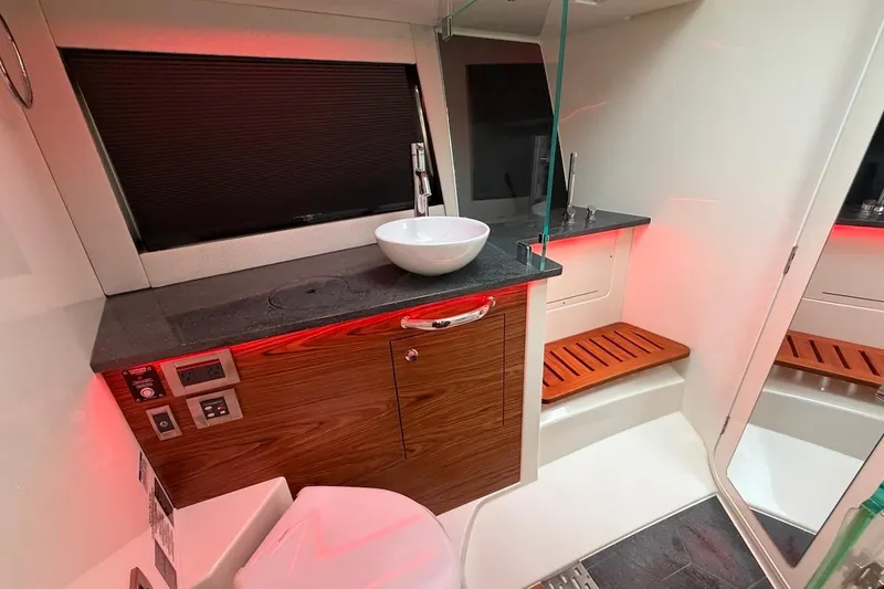 Slide: The Image of Boston Whaler 405 Conquest 2021 - 37