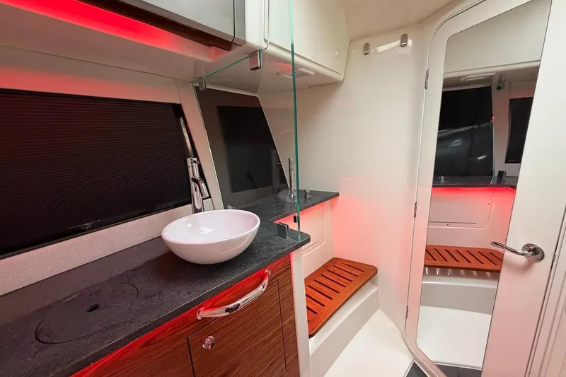 Slide: The Image of Boston Whaler 405 Conquest 2021 - 38