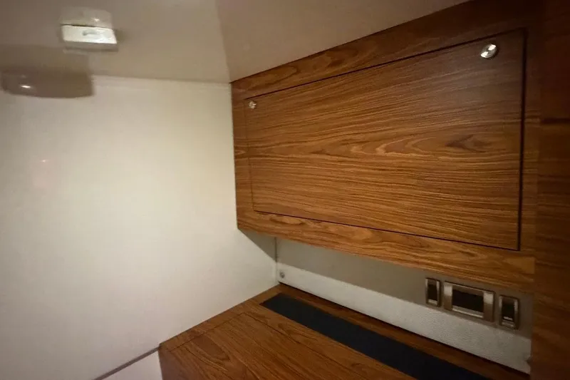 Slide: The Image of Boston Whaler 405 Conquest 2021 - 40