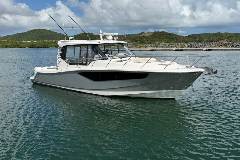 Slide: The Image of Boston Whaler 405 Conquest 2021 - 6