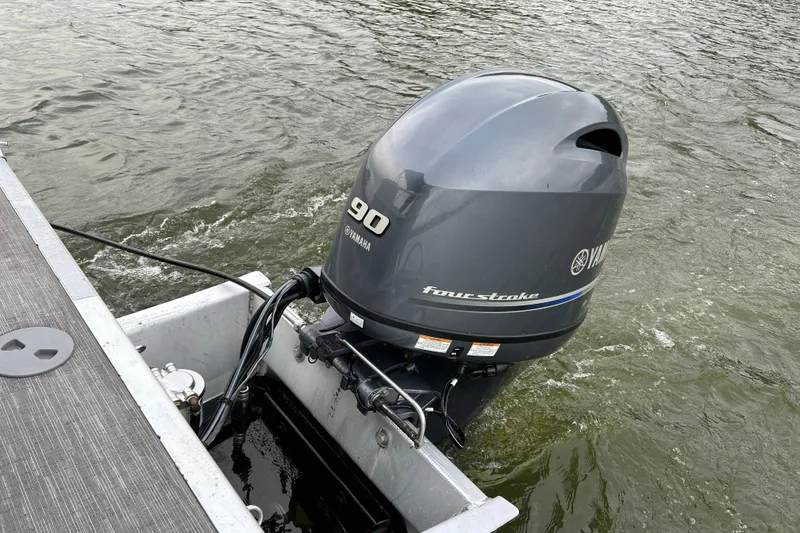 Slide: The Image of 2022 Bennington 22 SS with Yamaha 90 four-stroke outboard motor on water. - 16