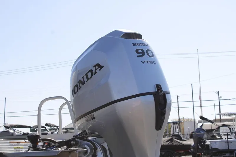 Slide: The Image of Honda 90 VTEC outboard motor on 2026 Avalon AURA QUAD LOUNGER boat. - 9