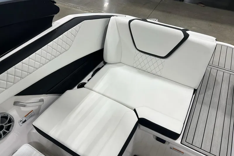 Slide: The Image of 2025 Yamaha Boats 222SE interior seating with white upholstery and diamond stitching. - 9
