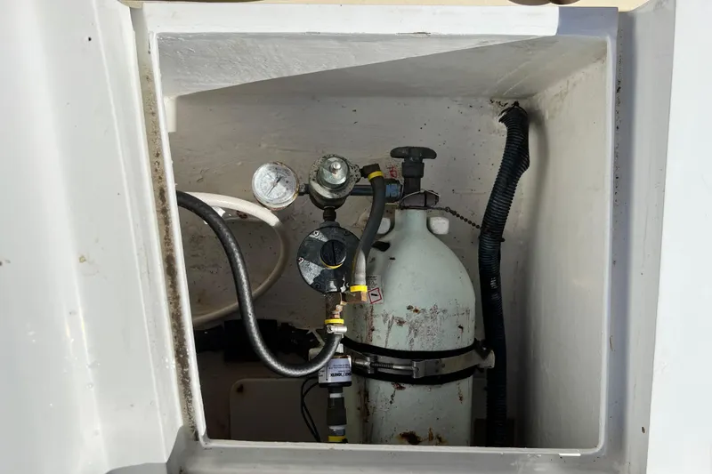 Slide: The Image of 1988 Jarvis Newman HARDTOP CRUISER compartment with gas cylinder and hoses. - 18