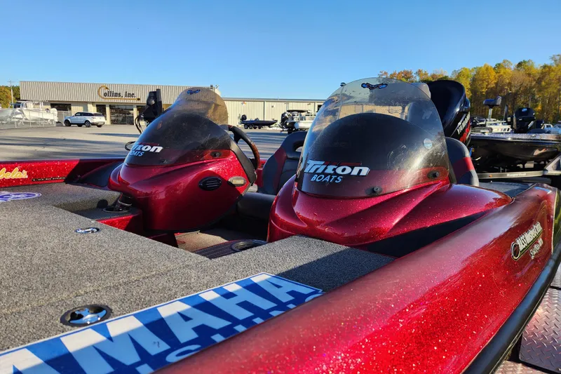 Slide: The Image of 2002 Triton Tr-20 ProDeck boat with Yamaha engine at dealership. - 9