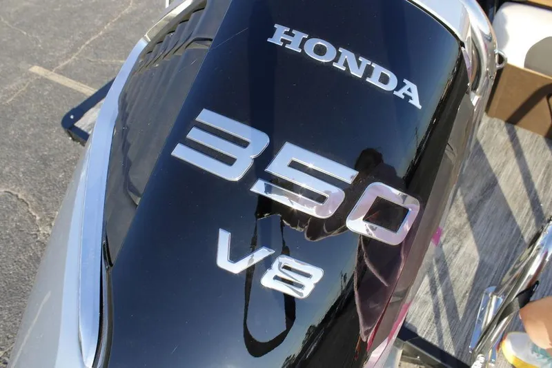 Slide: The Image of Honda 350 V8 engine on Avalon Catalina Quad Lounger 27 FT, 2026 model. - 42