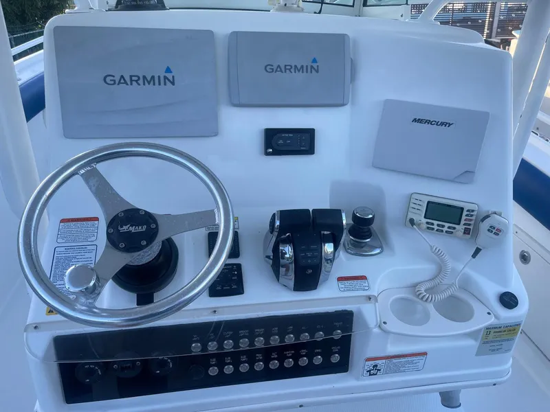 Slide: The Image of Mako 284 Center Console 2016 - 5