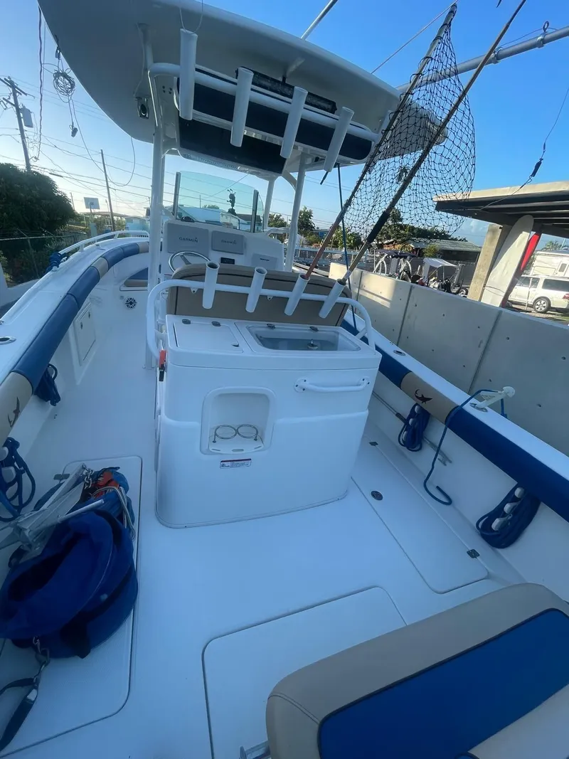 Slide: The Image of Mako 284 Center Console 2016 - 6