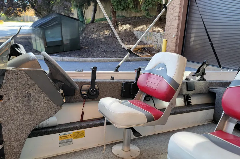 Slide: The Image of 1999 Starcraft Starfire 160 SC boat interior with red and white seating. - 4