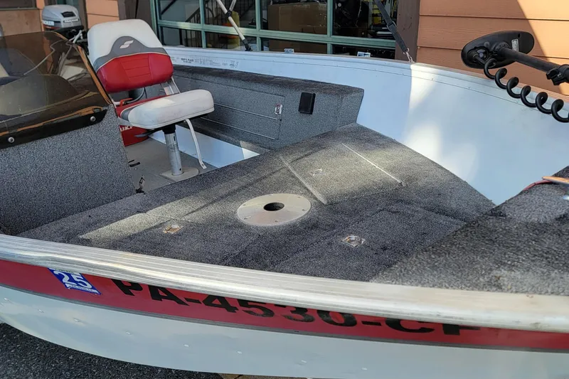 Slide: The Image of 1999 Starcraft Starfire 160 SC boat interior with seating and carpeted deck. - 7