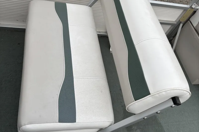 Slide: The Image of 2003 Smoker Craft Oasis boat seats with white and green upholstery. - 16