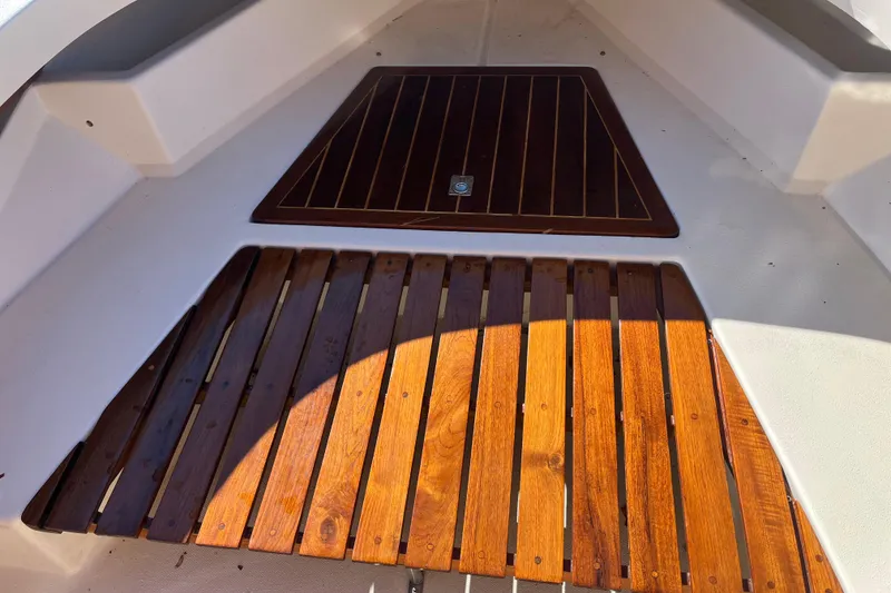 Slide: The Image of 1971 Boston Whaler 21 Outrage boat deck with wooden slats and hatch. - 5