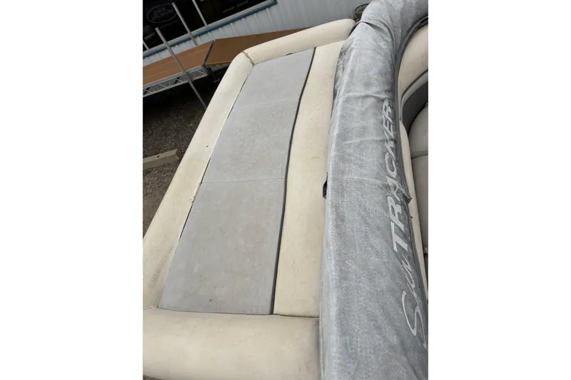 Slide: The Image of 2004 Sun Tracker Party Barge 25 I/O Regency Edition boat seating area. - 12