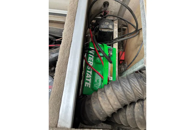 Slide: The Image of Battery compartment of 2004 Sun Tracker Party Barge 25 I/O Regency Edition. - 14