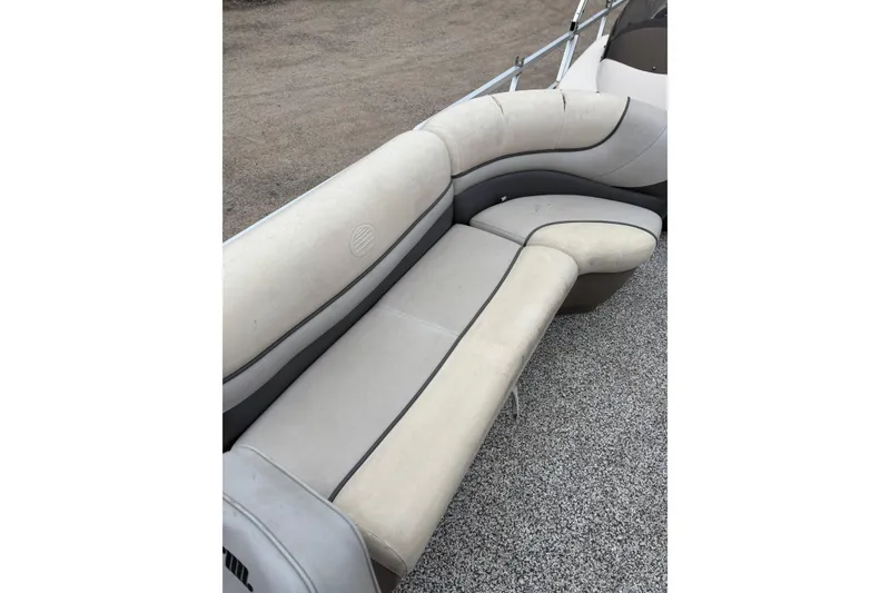 Slide: The Image of 2004 Sun Tracker Party Barge 25 I/O Regency Edition boat seating area. - 18