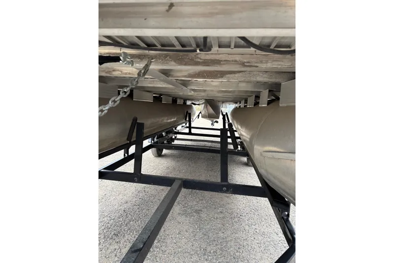 Slide: The Image of Underneath view of 2004 Sun Tracker Party Barge 25 I/O Regency Edition on trailer. - 7