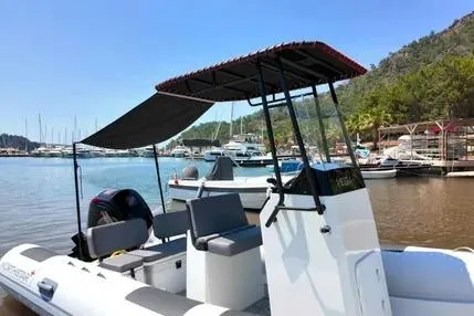 Slide: The Image of Northstar Vega 5.4 boat with Yamaha 115HP in harbor, 2026 model. - 10