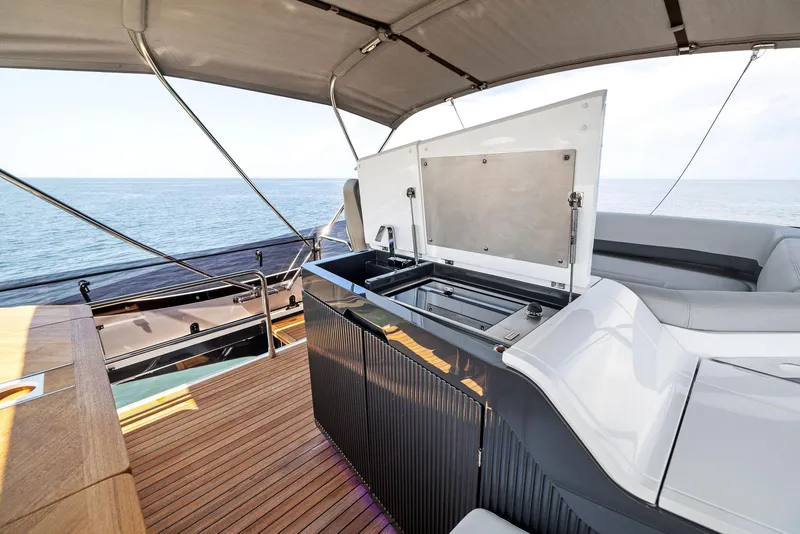 Slide: The Image of Fairline Phantom 65 2026 - 66