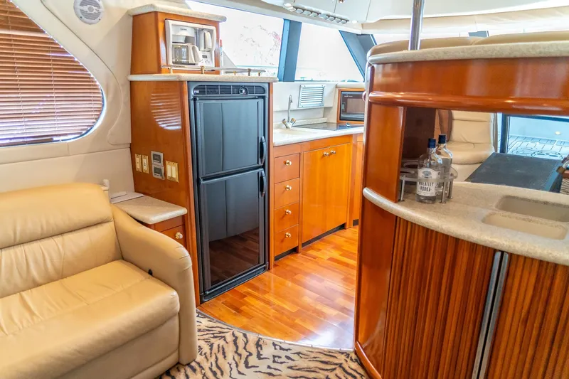 Slide: The Image of Luxurious interior of 2000 Carver 450 Voyager Pilothouse yacht with modern amenities. - 52