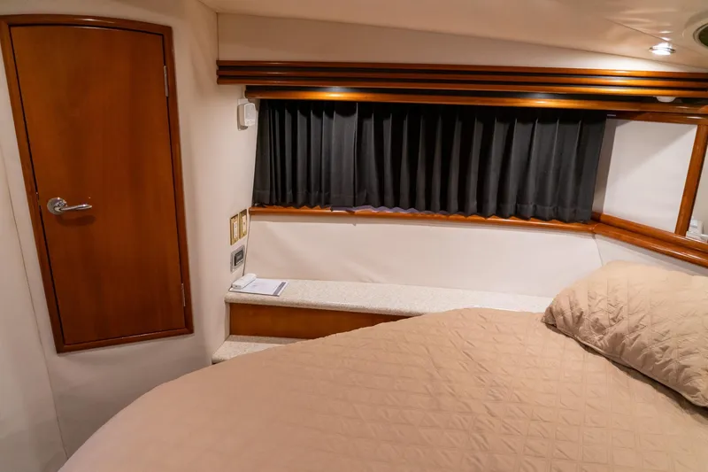 Slide: The Image of Luxurious cabin interior of 2000 Carver 450 Voyager Pilothouse yacht. - 59