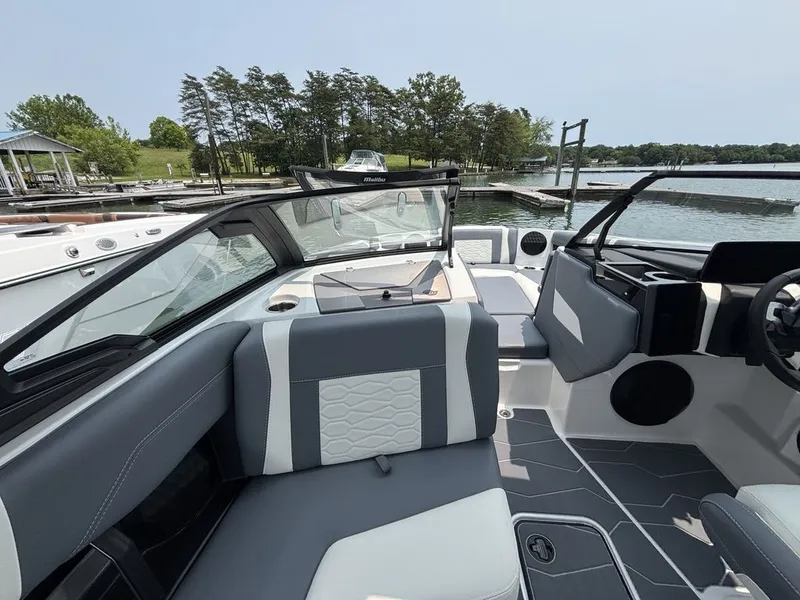 Slide: The Image of Malibu Wakesetter 22 MXZ 2025 - 8