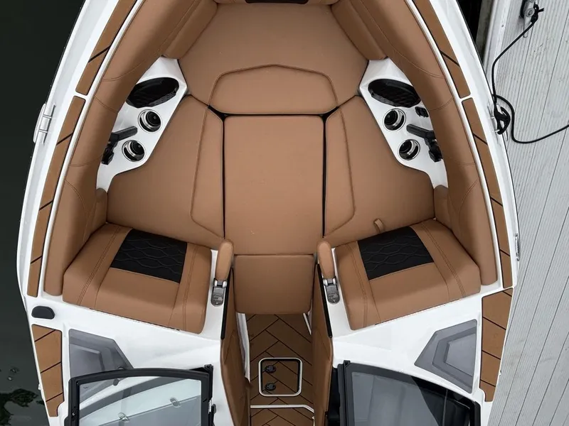Slide: The Image of Malibu Wakesetter 23 LSV 2025 - 12