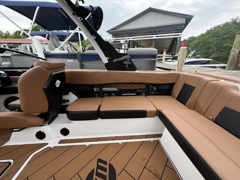 Slide: The Image of Malibu Wakesetter 23 LSV 2025 - 6