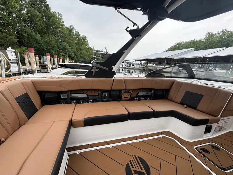 Slide: The Image of Malibu Wakesetter 23 LSV 2025 - 8