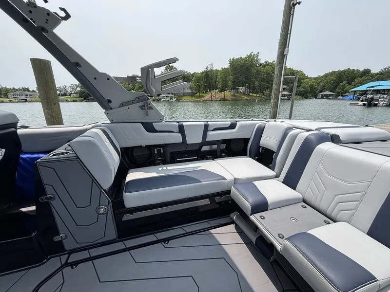 Slide: The Image of Malibu Wakesetter 25 LSV 2025 - 6