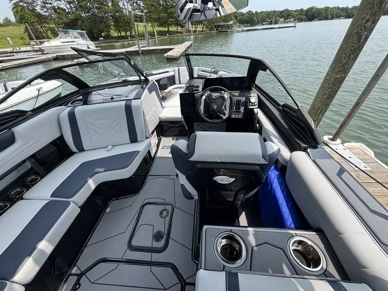 Slide: The Image of Malibu Wakesetter 25 LSV 2025 - 8