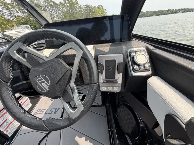 Slide: The Image of Malibu Wakesetter 25 LSV 2025 - 9