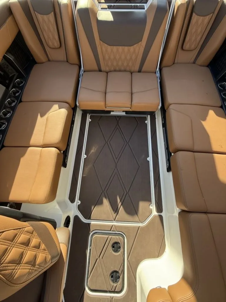 Slide: The Image of Malibu M230 2025 - 9