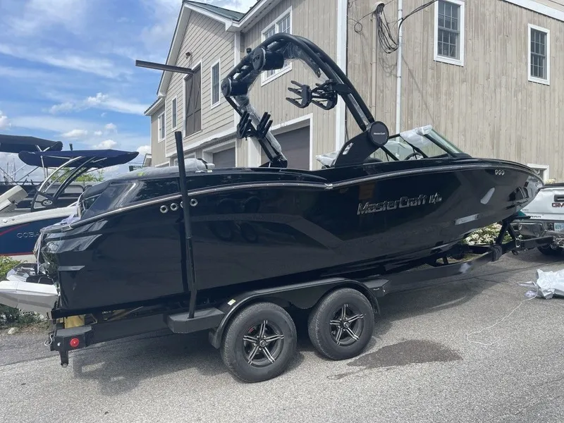 Slide: The Image of MasterCraft NXT-22 Icon Package 2025 - 9