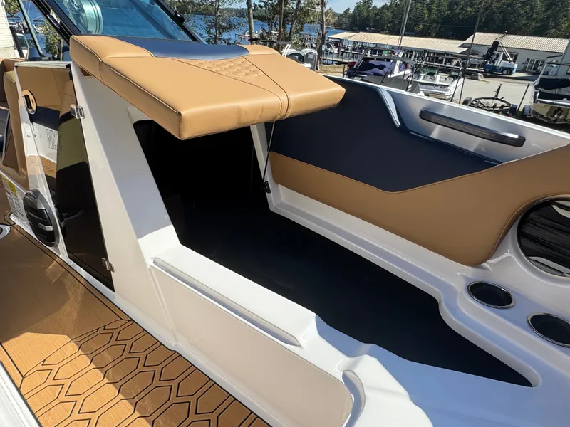Slide: The Image of MasterCraft NXT22 2026 - 33